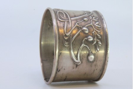  Argola de guardanapo em prata com motivos florais relevados envolvendo cartela para monograma.